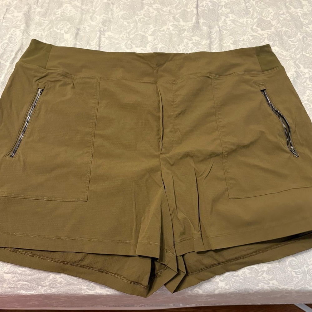 Athleta Women's Cargo Shorts in Olive